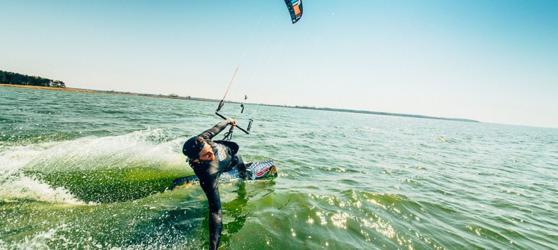 Kitesurferzy w Saaler Bodden w promieniach słońca