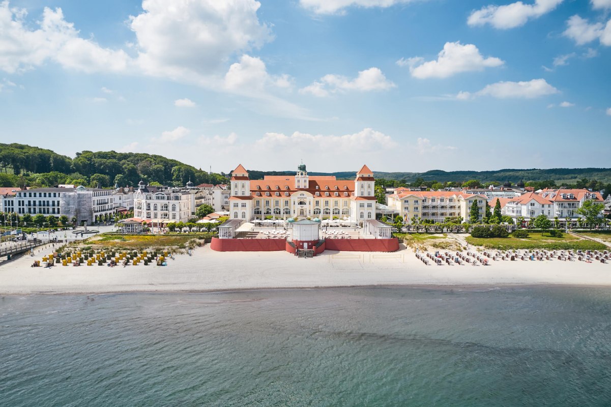 hotel-strand-himmel-meer-ostsee-drohnenbild-kurhaus-binz, &copy; Arne Nagel