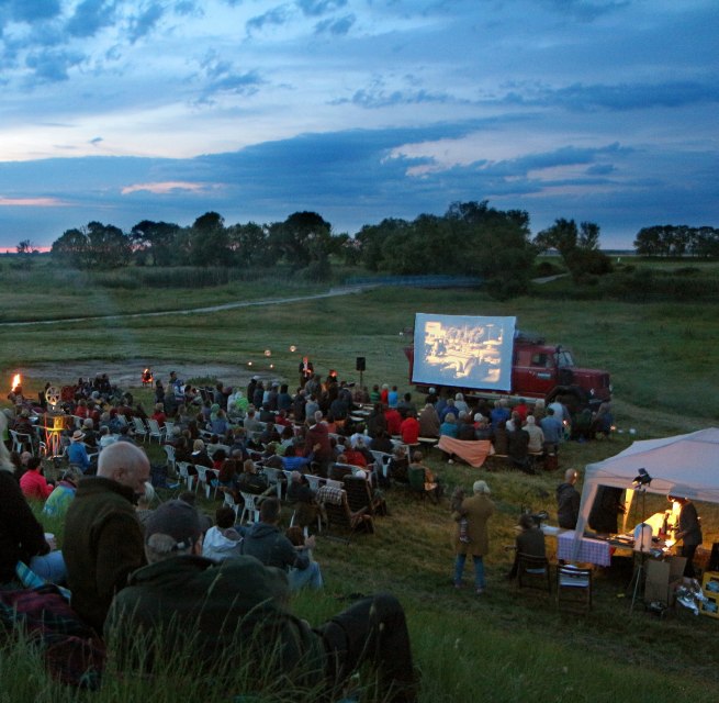 Open-air cinema in a picturesque landscape: Numerous visitors enjoy a movie screening in the open air. // © Tobias Rank Open-air cinema in a picturesque landscape: Numerous visitors enjoy a movie screening in the open air. // © Tobias Rank