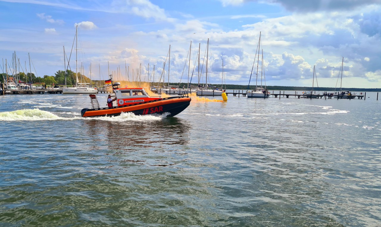 Rescue exercise in the Breege harbor basin // &copy; Infomationsamt Breege-Juliusruh