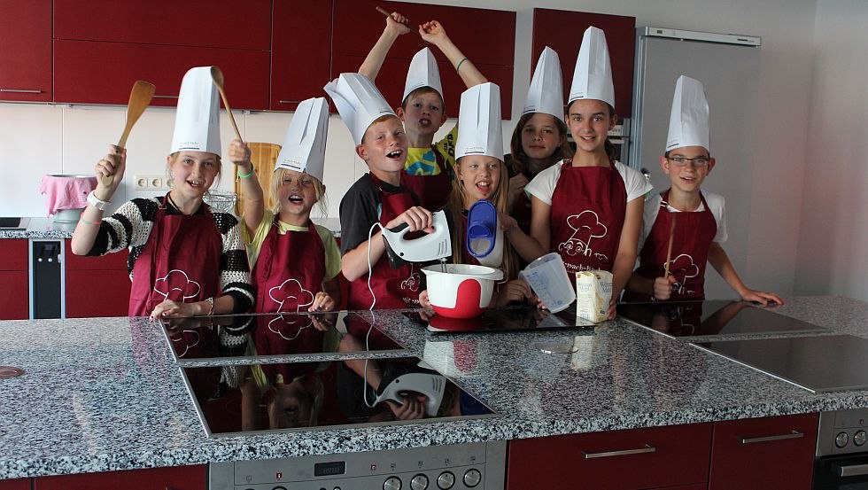 Groups can cook in the beautiful hands-on kitchen and try out many things - Afterwards dine at the festively set table with Mr. Knigge, © ASB Freizeithaus " Sausewind"/Frau Kotsch