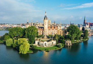 Das Schweriner Schloss tront als Wahrzeichen &uuml;ber die Landeshauptstadt Schwerin // &copy; MV-T/G&auml;nsicke