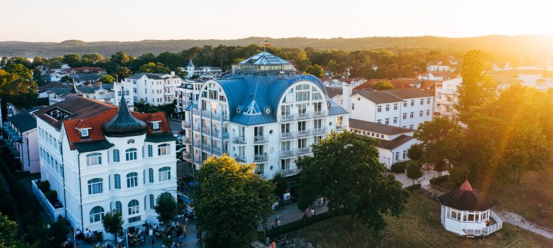 &quot;Hotel am Meer&quot; przyciąga gości bliskością plaży nad Morzem Bałtyckim, strefą odnowy biologicznej i salonem Blue Moon Lounge z panoramicznym widokiem na dachu., © TMV/Friedrich