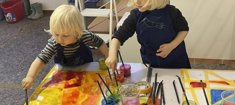 Kinder beim Malen mit Aquarellfarbe // &copy; Ute Laux