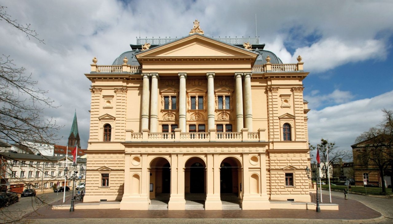 Widok na zabytkowy budynek Teatru Państwowego Meklemburgii-Schwerin., © Mecklenburgisches Staatstheater Widok na zabytkowy budynek Teatru Państwowego Meklemburgii-Schwerin., © Mecklenburgisches Staatstheater