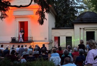 Crime researcher Bert Lingnau in front of a mausoleum in the Wismar cemetery // &copy; Anja Kretschmer