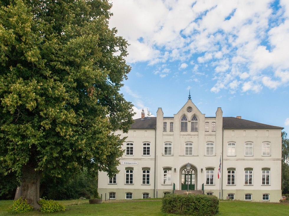 Frontal view of the manor house in Altenhagen // &copy; Frank Burger
