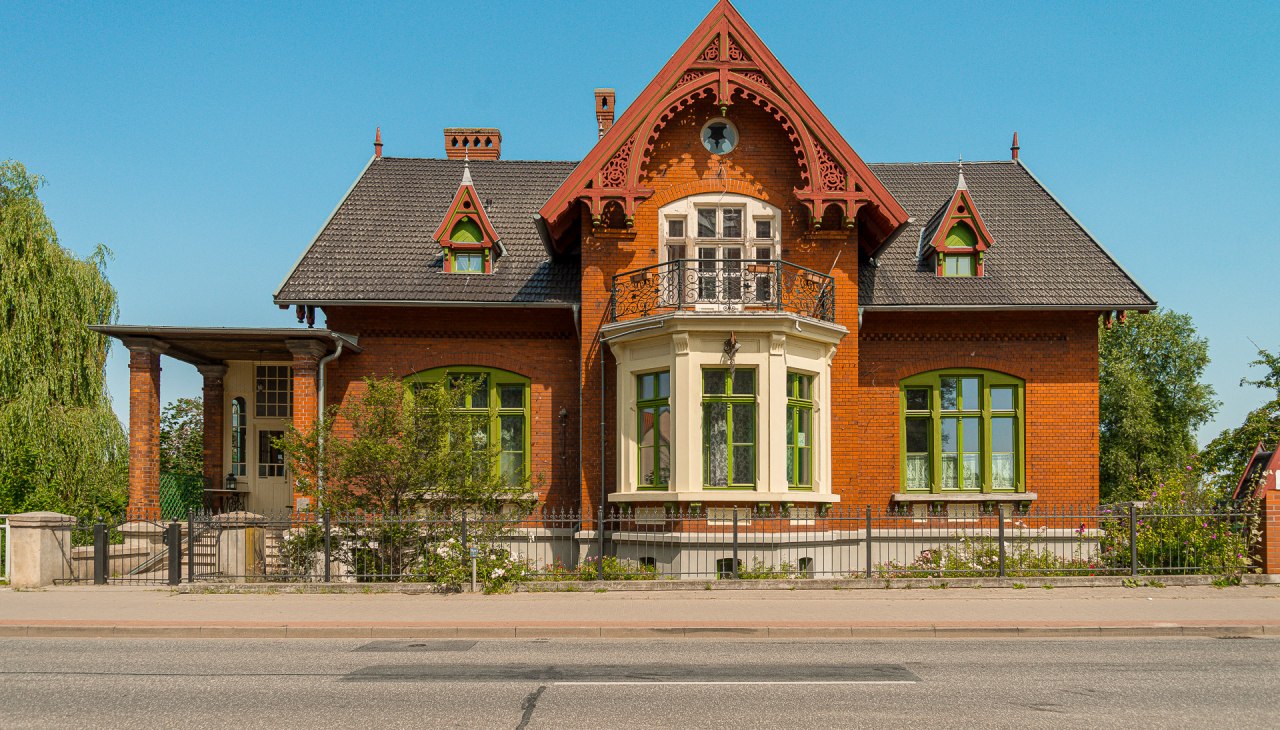 Villa, &copy; Neil Kilindo