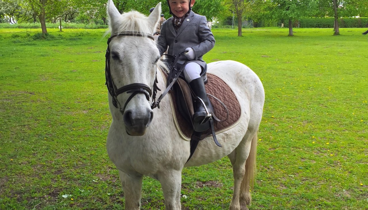... Zelfs de kleintjes in het zadel, © Reitanlage Rodenberg