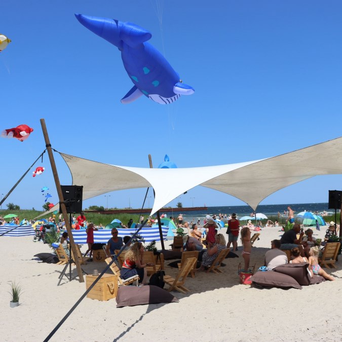 Colorful kites in the sky, beach lounge with a view of the Baltic Sea, &copy; Sabine St&ouml;ckmann