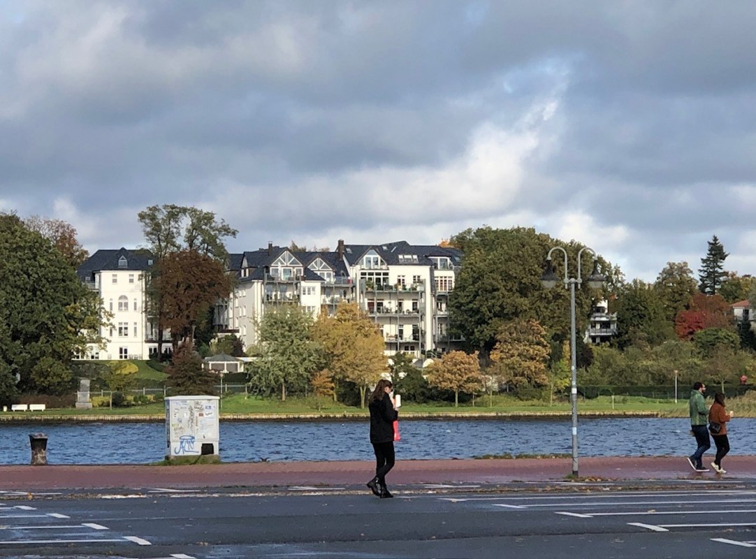 Prime location right on the Warnow River with a view of Rostock. The Warnow ferry is just a few meters away. // © Anja Bothe-Neues Prime location right on the Warnow River with a view of Rostock. The Warnow ferry is just a few meters away. // © Anja Bothe-Neues
