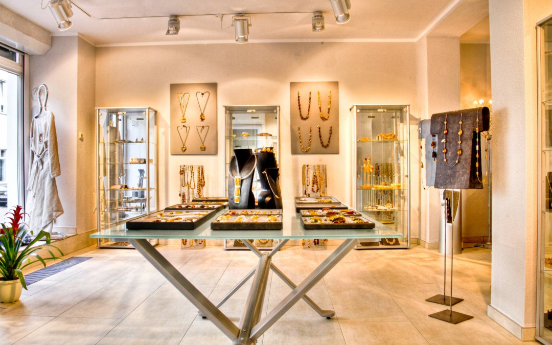 De galerie presenteert sieraden en sculpturen gemaakt van barnsteen., © Uta Erischson
