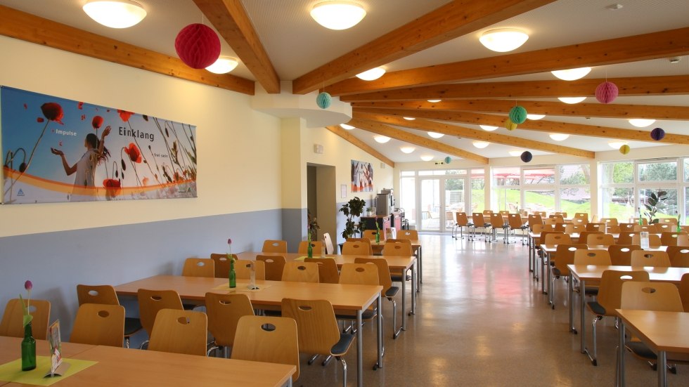 Eetkamer met veel ruimte en serre flair, © DJH MV / Danny Gohlke