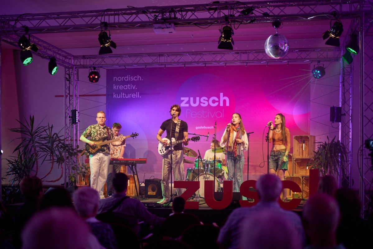na oświetlonej scenie stoi młody zesp&oacute;ł // &copy; Oliver Borchert