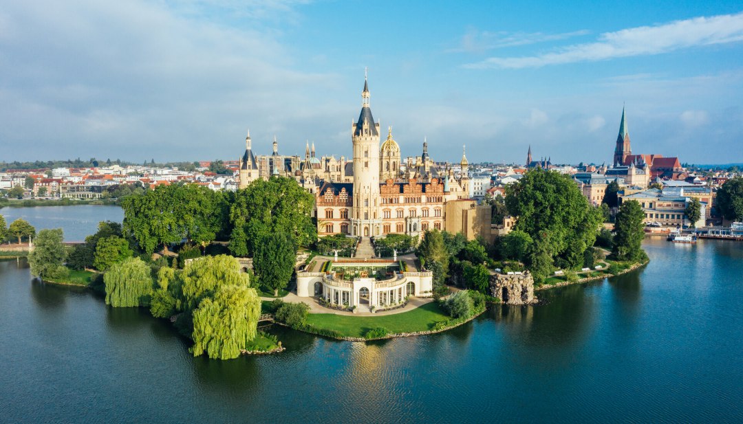 Schloss Schwerin - seine Pracht strahlt noch über die grünen Weiten seiner sehenswerten Parkanlagen hinaus // Schwerin Castle - its splendor still shines beyond the green expanses of its worth seeing parks // © MV-T/Allrich Schloss Schwerin - seine Pracht strahlt noch über die grünen Weiten seiner sehenswerten Parkanlagen hinaus // Schwerin Castle - its splendor still shines beyond the green expanses of its worth seeing parks // © MV-T/Allrich