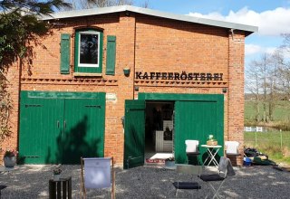 Toegang tot de boerderijwinkel en koffiebranderij // © Nadin Rokitta Toegang tot de boerderijwinkel en koffiebranderij // © Nadin Rokitta