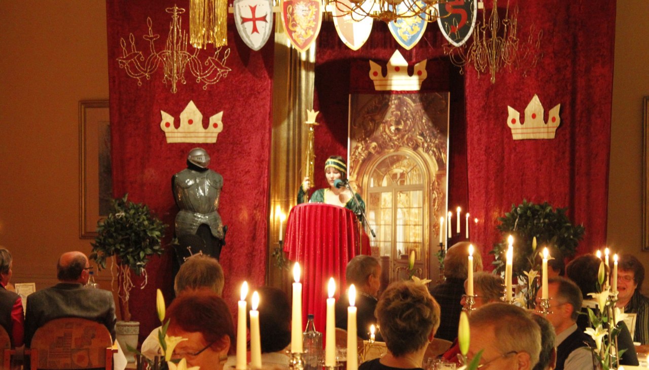 Kulinarne przysmaki w połączeniu z humorem i doskonałą obsługą w zimowym teatrze w Parkhotel Klüschenberg, © Parkhotel Klüschenberg