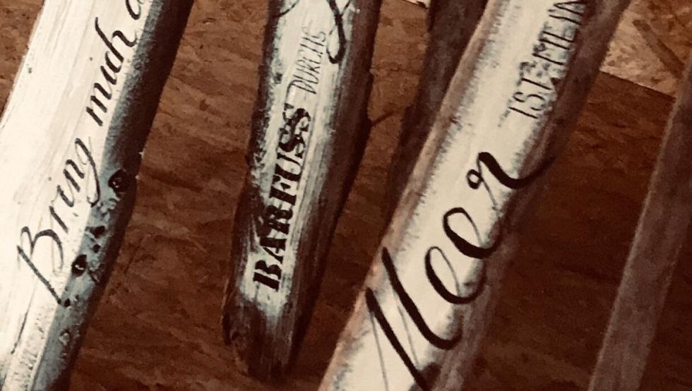 Driftwood signs, © Heike Prüfert