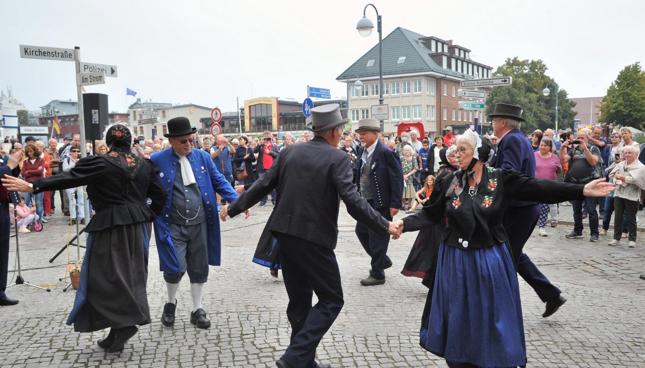Historical costumes and dances presented by the Warnemünde Association, © Joachim Kloock