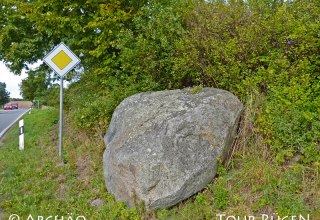 ein direkt an der Straße zwischen Putbus und Vilmnitz liegender Deckstein des Großsteingrabes "Fliederbusch" // © Archäo Tour Rügen ein direkt an der Straße zwischen Putbus und Vilmnitz liegender Deckstein des Großsteingrabes "Fliederbusch" // © Archäo Tour Rügen
