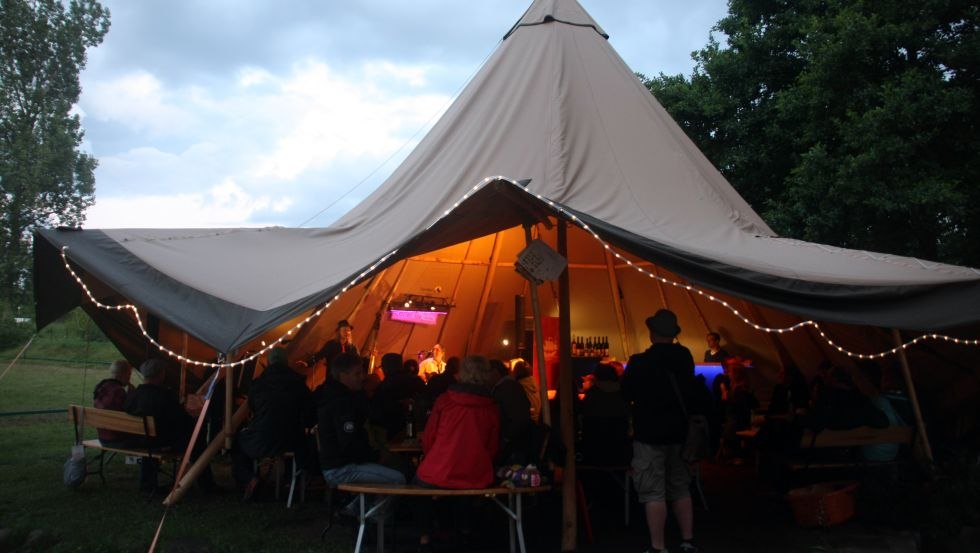 De flexibele evenemententipi biedt plaats aan maximaal 70 personen, © ruhepuls Sporttouristik/Bermes