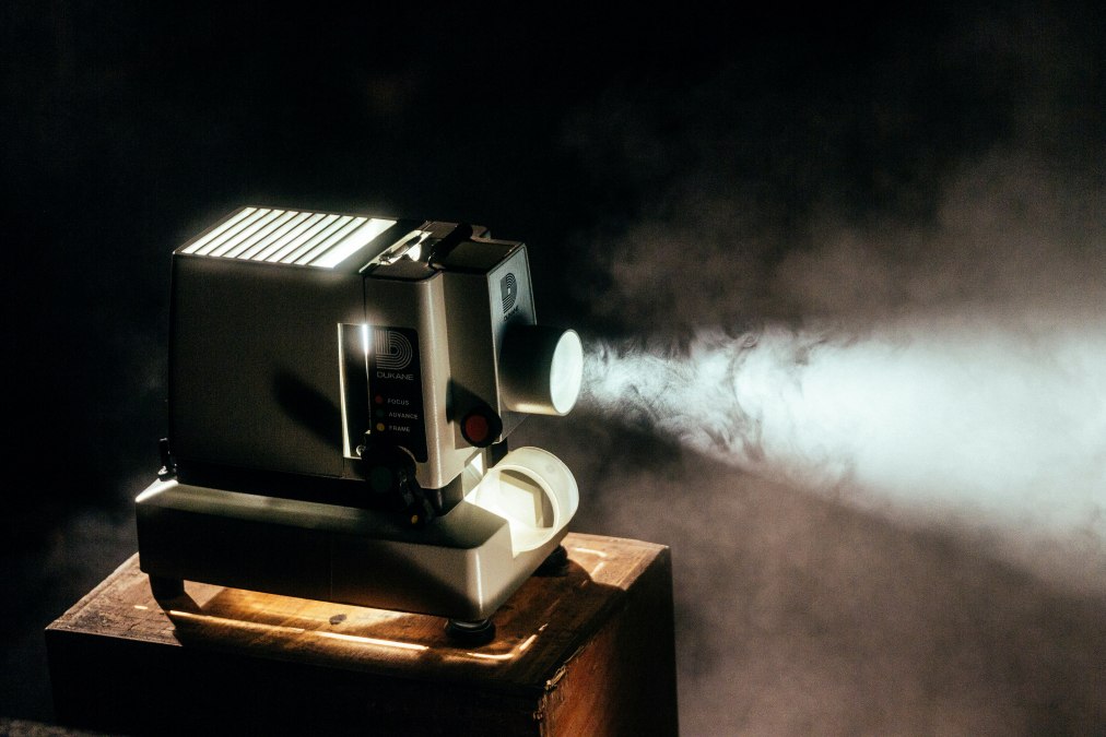 Symboliczne zdjęcie / Środowe kino w pensjonacie Graal-Müritz, © Foto von Jeremy Yap auf Unsplash