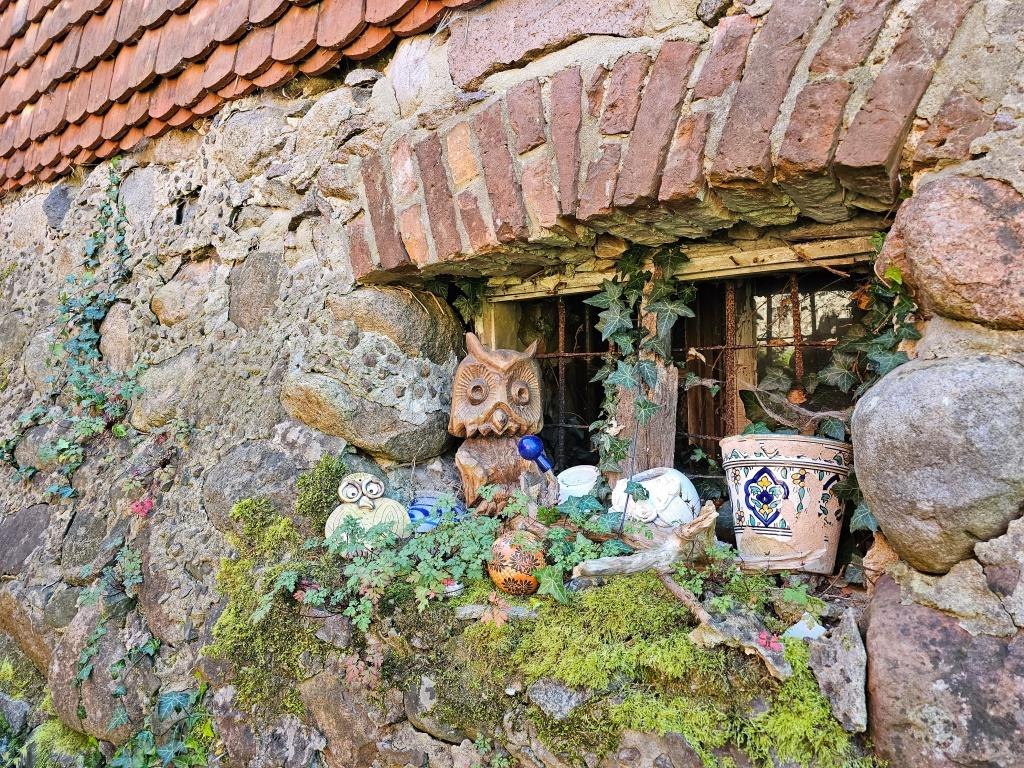 Art in the garden of the Alt Guthendorf estate // &copy; S. Maus