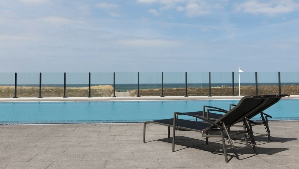 Oneindig buitenzwembad bij a-ja Warnemünde. Het resort. // © a-ja Resort Warnemünde Oneindig buitenzwembad bij a-ja Warnemünde. Het resort. // © a-ja Resort Warnemünde