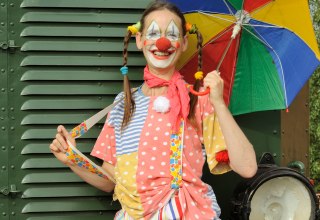 Clown Conny and the message in a bottle - children's play // &copy; KIECK-Theater Weimar / Thomas Kieck