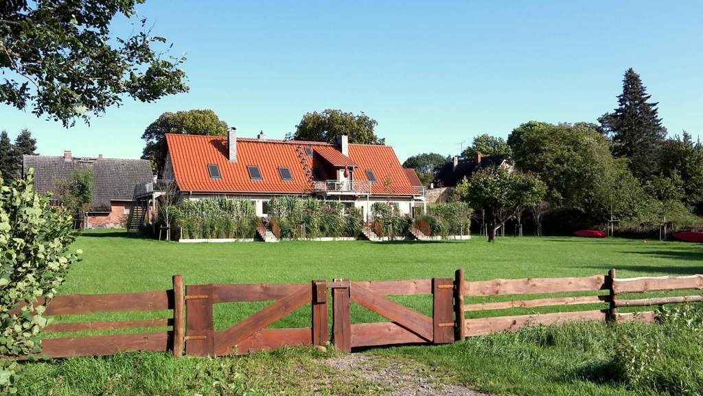 Nowoczesne mieszkania wakacyjne z widokiem na jezioro, dużo miejsca na dużym trawniku przed domem, © northtours, Krämer, Duklau Nowoczesne mieszkania wakacyjne z widokiem na jezioro, dużo miejsca na dużym trawniku przed domem, © northtours, Krämer, Duklau