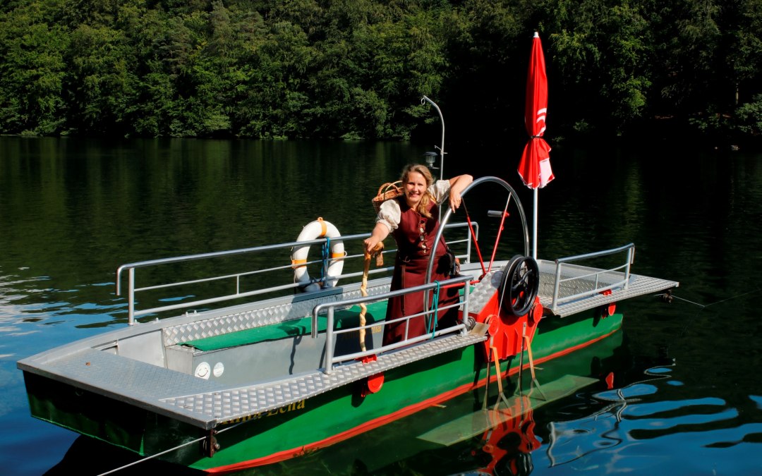The ferry takes you to the shore of the legendary Hullerbush, © Stefanie Keller