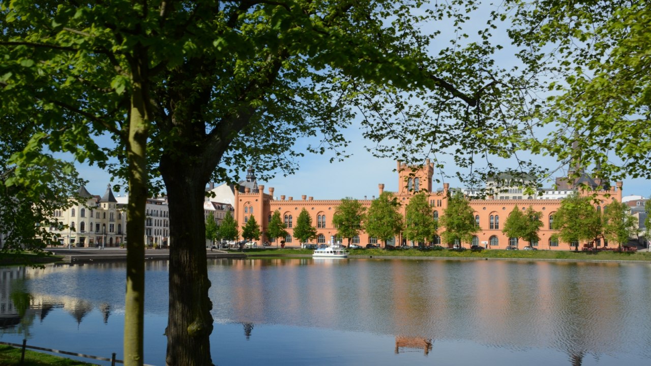 View from the promenade over the Pfaffenteich in Schwerin, &copy; Tourismusverband Mecklenburg-Schwerin