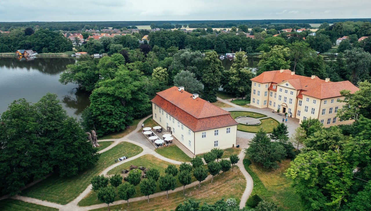 Castle and 3 Queens Palace on the castle island of Mirow_1-min, © 3 Königinnen Palais Castle and 3 Queens Palace on the castle island of Mirow_1-min, © 3 Königinnen Palais