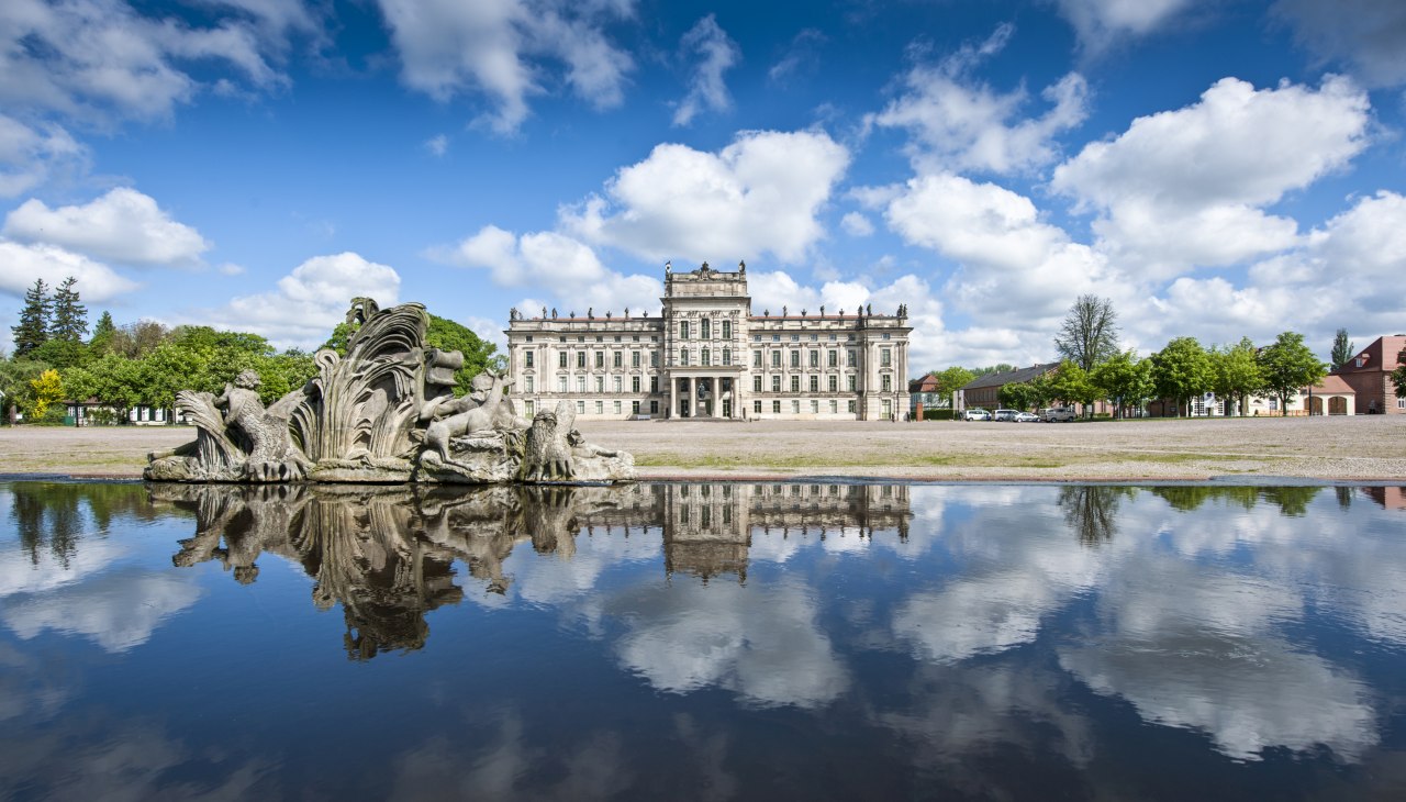 Pałac Ludwigslust z odbiciem w stawie Karauschenteich, &copy; SSGK MV / J&ouml;rn Lehmann