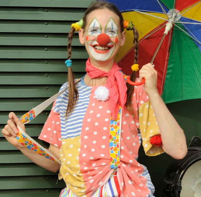 Clown Conny and the message in a bottle - children's play // &copy; KIECK-Theater Weimar / Thomas Kieck