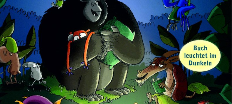 Fragment okładki książki: Goryl siedzi nocą w dżungli w pomarańczowej czapce do spania. Obok niego lampart z manekinem, kangur, wąż i inne zwierzęta., © Stadtbibliothek Stralsund Fragment okładki książki: Goryl siedzi nocą w dżungli w pomarańczowej czapce do spania. Obok niego lampart z manekinem, kangur, wąż i inne zwierzęta., © Stadtbibliothek Stralsund