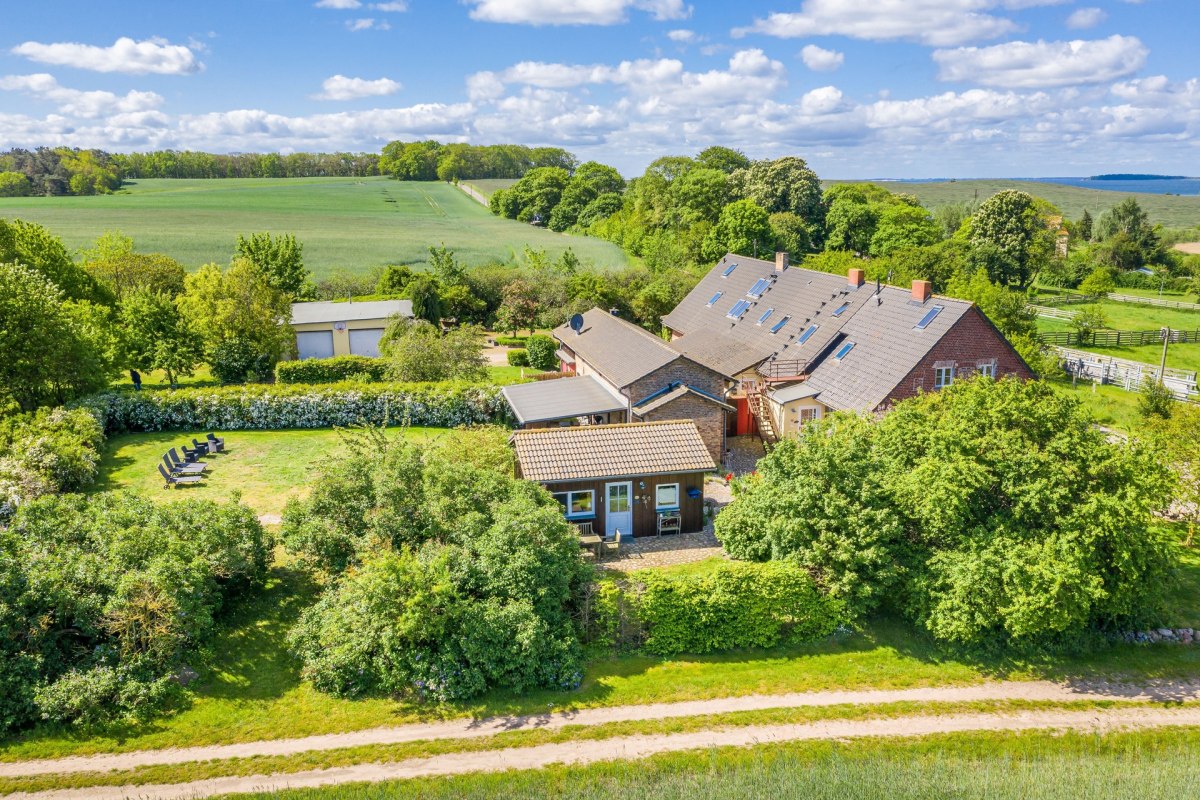 Ptaszarnia Gobbin w ustronnym miejscu między polami i łąkami // &copy; Vogelhaus Gobbin