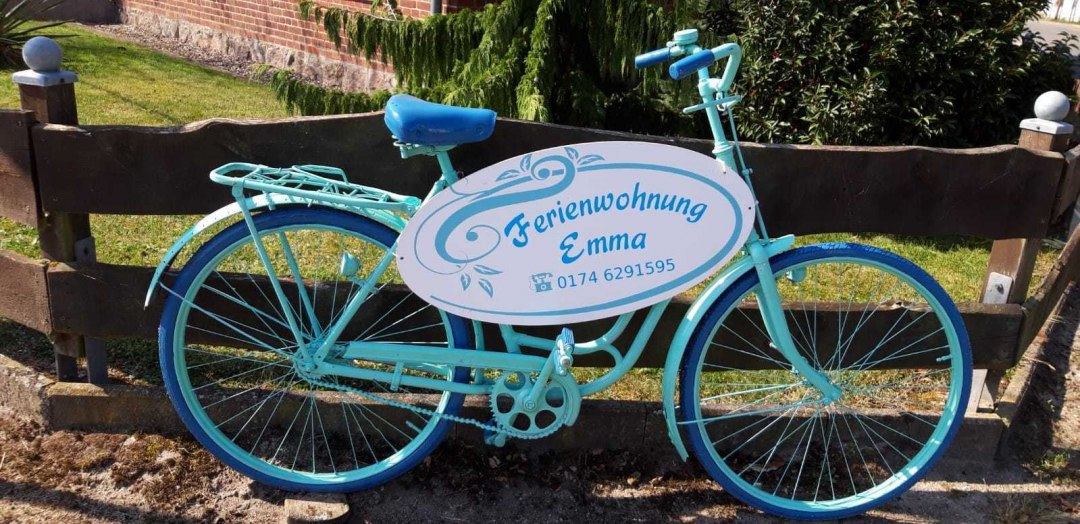 Rower reklamowy przed mieszkaniem wakacyjnym "Emma", © Bärbel Kuhrt