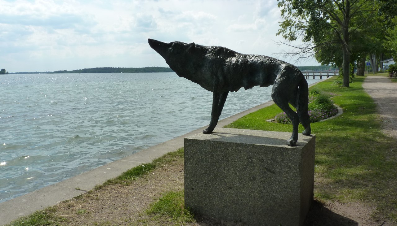 Wilczyca - rzeźba autorstwa Walthera Preika, &copy; Waren (M&uuml;ritz)-Information