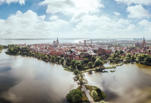 Het oude stadscentrum van Stralsund staat op de Werelderfgoedlijst van UNESCO. Maar hoe voelt het om tussen zoveel geschiedenis te wonen? Best goed in de Heilgeiststraße!, © TMV/Gänsicke
