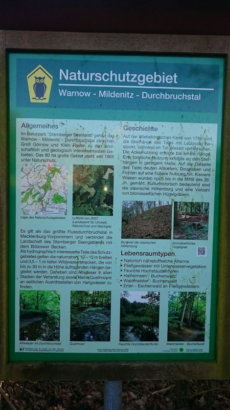Een informatiebord op de parkeerplaats geeft informatie over het natuurreservaat. // © MV-T/outdoor-visions.com Een informatiebord op de parkeerplaats geeft informatie over het natuurreservaat. // © MV-T/outdoor-visions.com