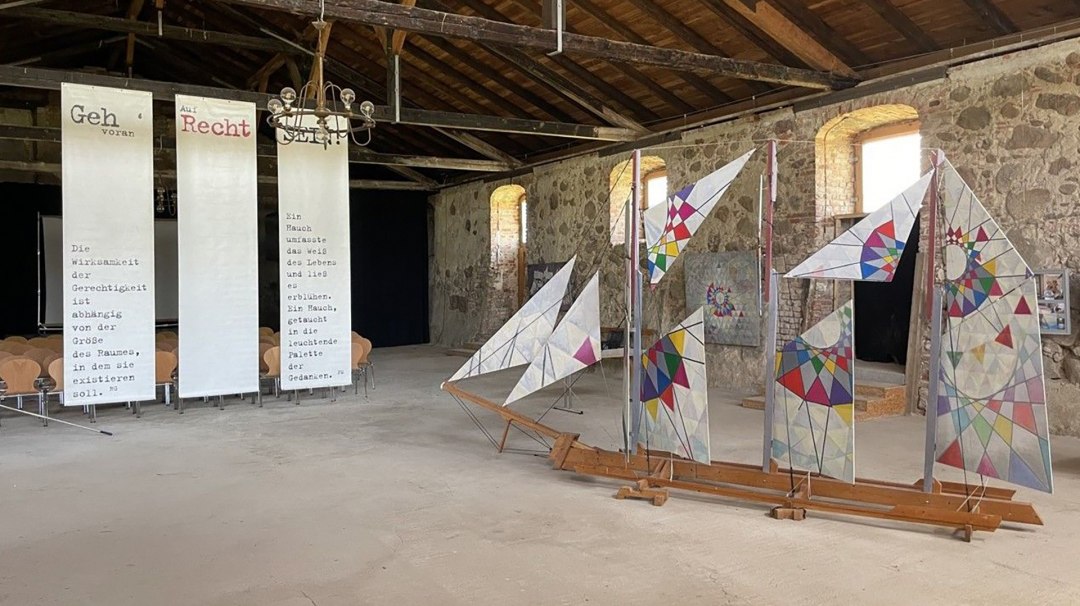 Art by Rainer Graßmuck and Klaus Bölhoff (Subitow Galerie Klempenow) in the riding hall at Schlossgut Broock, © Rainer Graßmuck