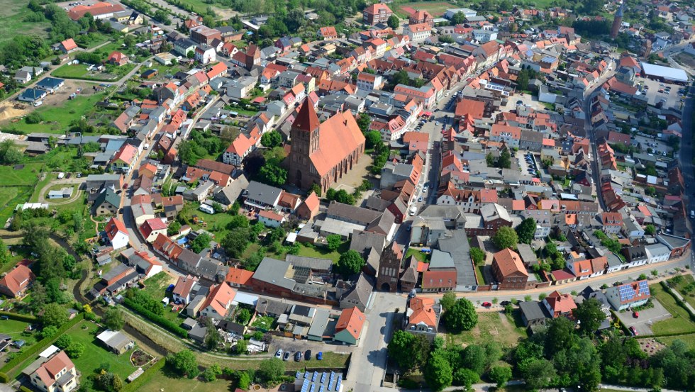 De stad Grimmen ligt midden in een landschap van weiden en bossen., © Foto Kraehmer Grimmen