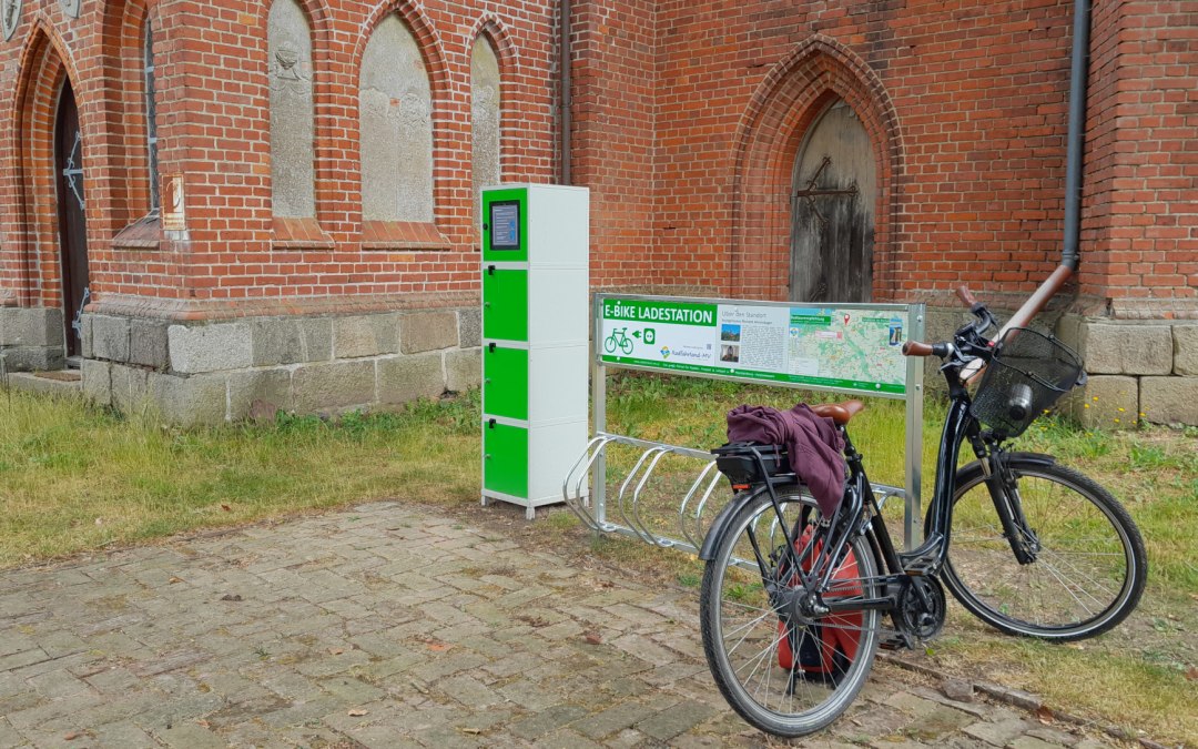 e-bike-ladestation-kirche-pantlitz, © Tourismusverein Vogelparkregion Recknitztal e.V.