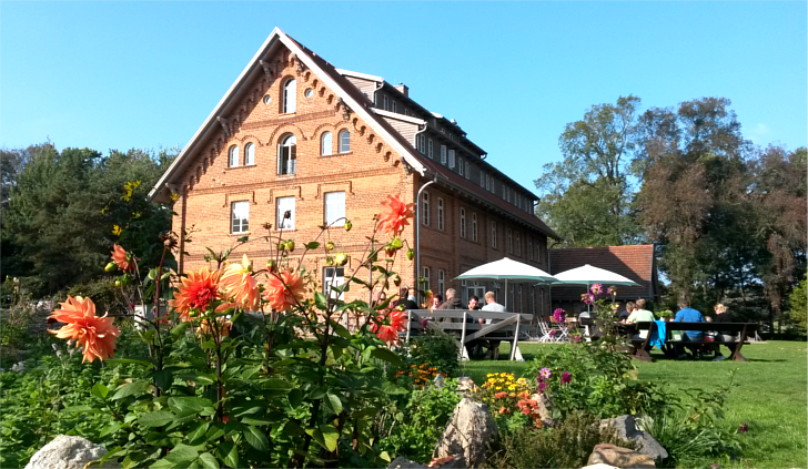 Widok z przestronnego ogrodu na hotel // &copy; Tino Berger