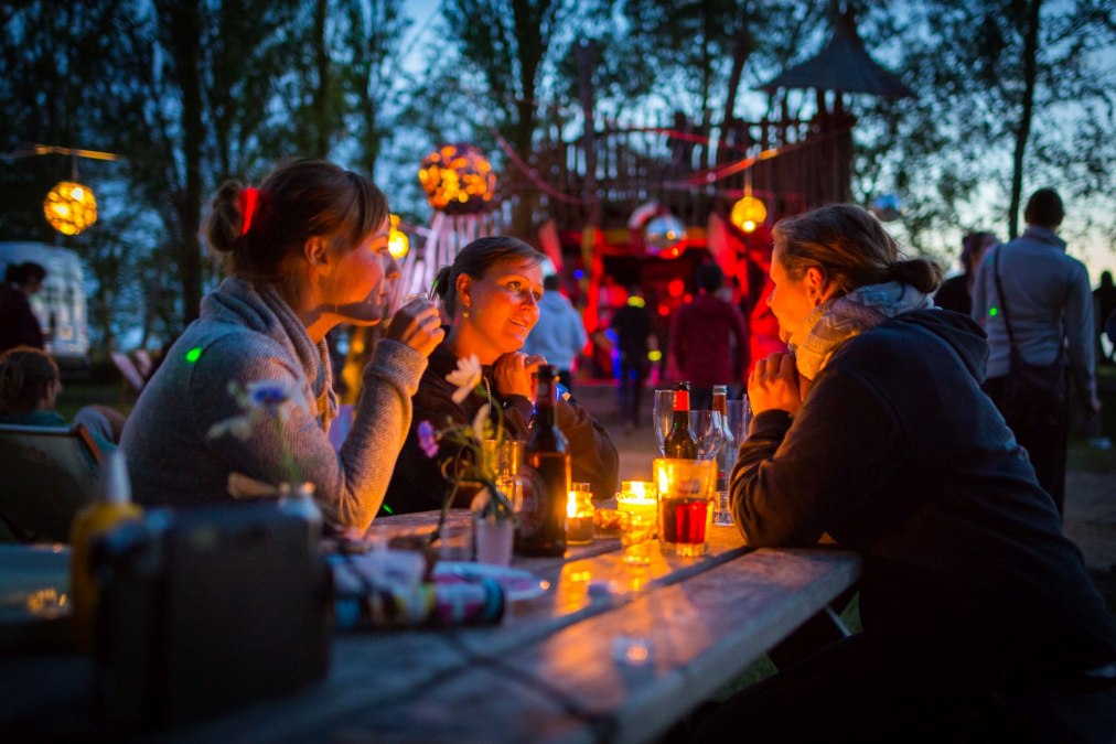 Tiki bar in the evening, © ummaii.de