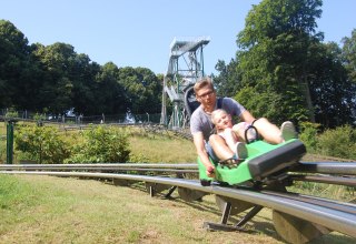 Tor saneczkowy na wyspie z wieżą zjeżdżalni, © Paul Dehn