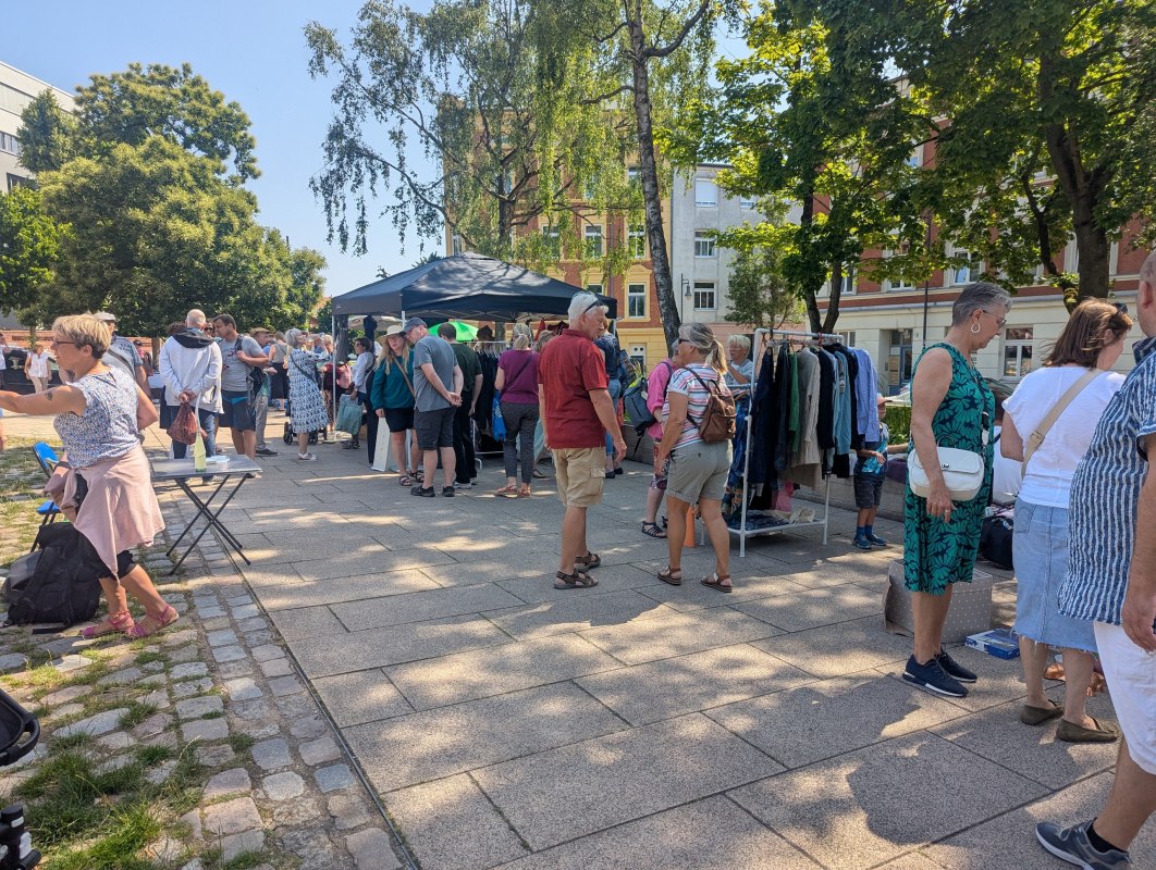 Vlooienmarktkraampjes op Karl-Liebknecht-Platz // &copy; Mariana Born