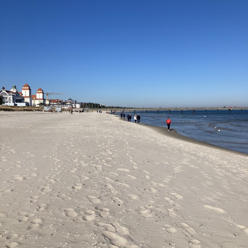 Kilometerslang wit droomstrand met pier en Kurhaus Binz // &copy; www.binz-ferienhaus.de