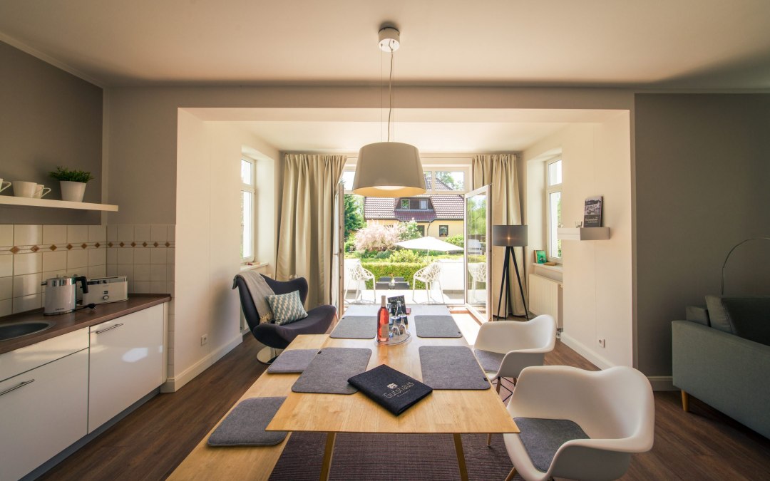 Het appartement "Lilac" van 61 vierkante meter is uitgerust met alles wat kleine teams nodig hebben om effectief te werken., © Gutshaus Krummin / Matthias Friel